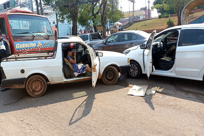 NO CENTRO: Acidente entre três veículos deixa idosa lesionada em Porto Velho - News Rondônia