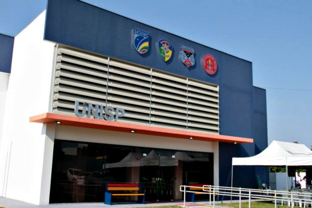 DURANTE BRIGA, JOVEM DE 23 ANOS É ATACADA COM FACÃO EM LANCHONETE DE CHUPINGUAIA - News Rondônia