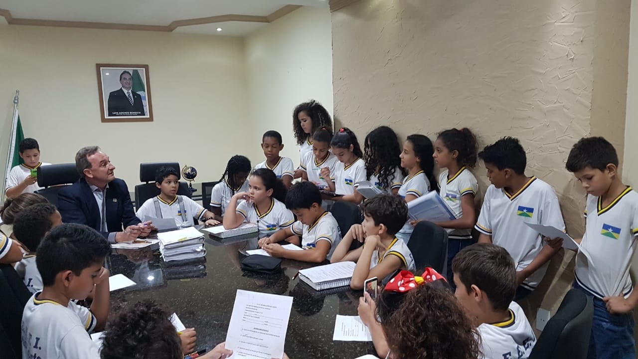 ROLIM DE MOURA  ALUNOS DOS 6º ANOS DA ESCOLA ESTADUAL MONTEIRO LOBATO VISITAM PREFEITO - News Rondônia