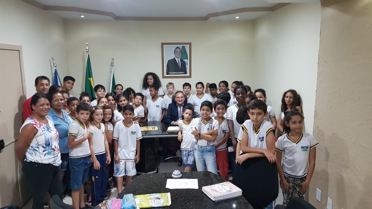 ROLIM DE MOURA  ALUNOS DOS 6º ANOS DA ESCOLA ESTADUAL MONTEIRO LOBATO VISITAM PREFEITO - News Rondônia