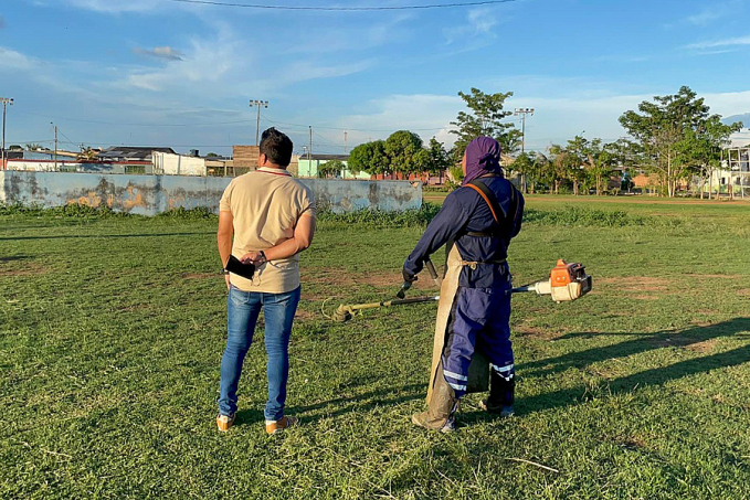 Vereador Edmilson Dourado fiscaliza serviços de limpeza em campo na Zona Sul - News Rondônia