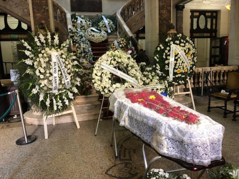 SILVIO SANTOS COMOVE FAMÍLIA DE WAGNER MONTES COM GESTO SINGELO E EMOCIONANTE - News Rondônia