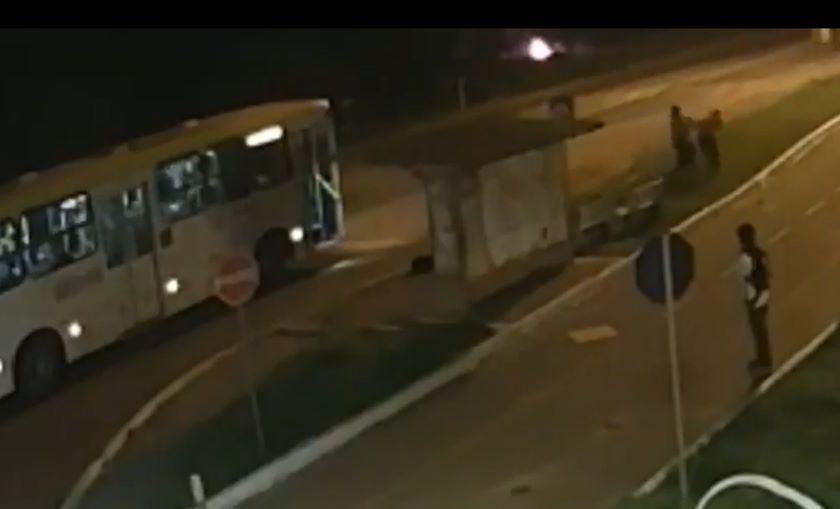 VÍDEO: APÓS SER XINGADO, MOTORISTA BATE EM PASSAGEIRO NO DF - News Rondônia