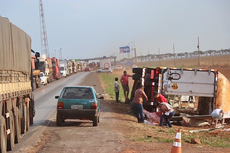 CARRETA COM 27 TONELADAS DE CARNE TOMBA EM RODOVIA FEDERAL E CARGA É SAQUEADA; FOTOS - News Rondônia