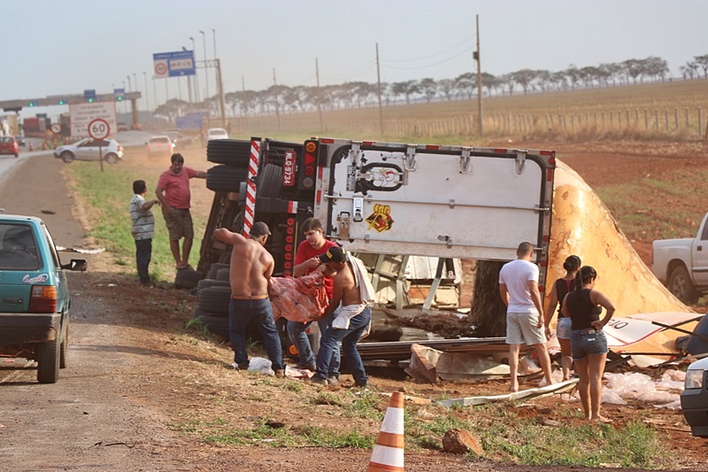 CARRETA COM 27 TONELADAS DE CARNE TOMBA EM RODOVIA FEDERAL E CARGA É SAQUEADA; FOTOS - News Rondônia