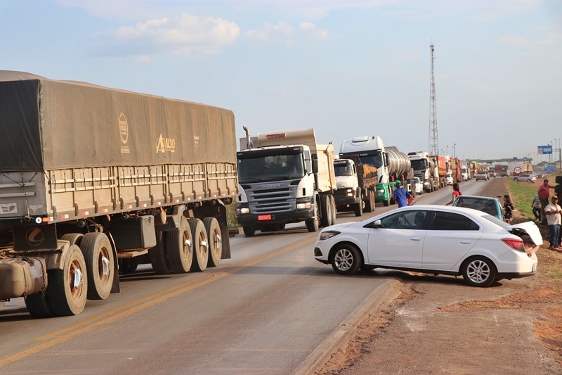 CARRETA COM 27 TONELADAS DE CARNE TOMBA EM RODOVIA FEDERAL E CARGA É SAQUEADA; FOTOS - News Rondônia