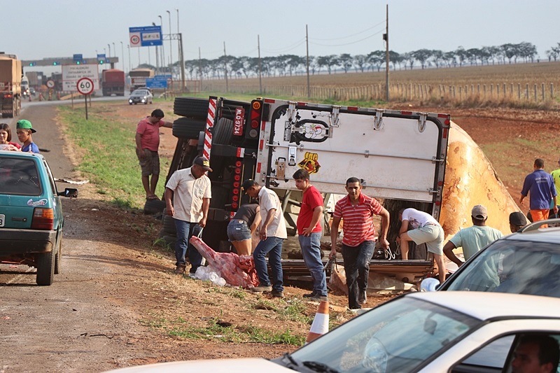 CARRETA COM 27 TONELADAS DE CARNE TOMBA EM RODOVIA FEDERAL E CARGA É SAQUEADA; FOTOS - News Rondônia