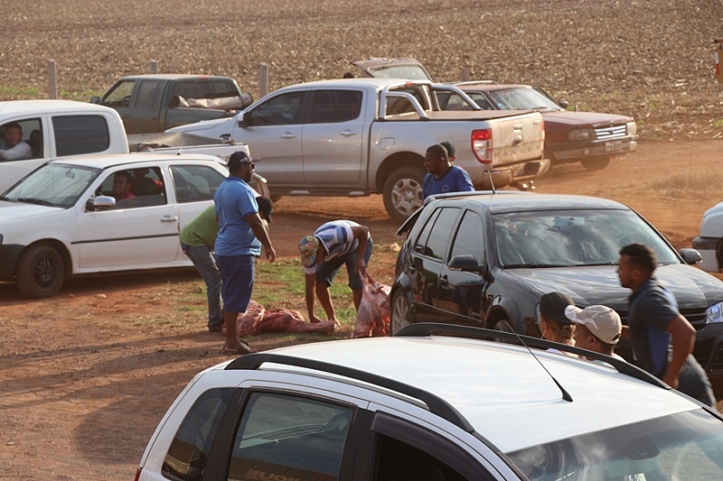 CARRETA COM 27 TONELADAS DE CARNE TOMBA EM RODOVIA FEDERAL E CARGA É SAQUEADA; FOTOS - News Rondônia