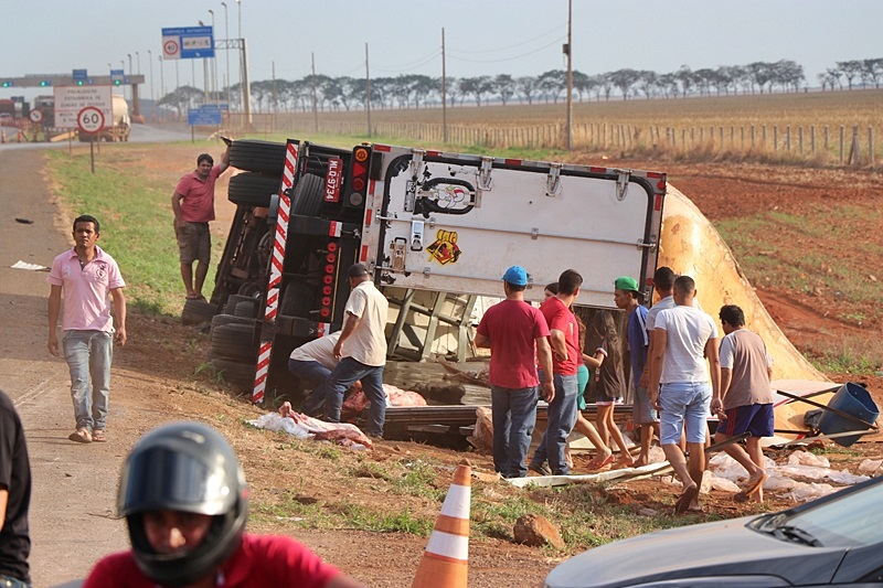 CARRETA COM 27 TONELADAS DE CARNE TOMBA EM RODOVIA FEDERAL E CARGA É SAQUEADA; FOTOS - News Rondônia