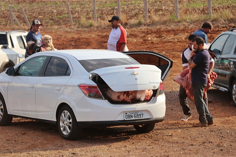 CARRETA COM 27 TONELADAS DE CARNE TOMBA EM RODOVIA FEDERAL E CARGA É SAQUEADA; FOTOS - News Rondônia
