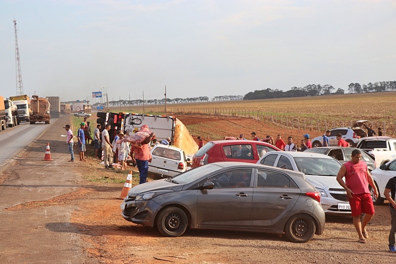 CARRETA COM 27 TONELADAS DE CARNE TOMBA EM RODOVIA FEDERAL E CARGA É SAQUEADA; FOTOS - News Rondônia