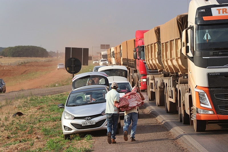 CARRETA COM 27 TONELADAS DE CARNE TOMBA EM RODOVIA FEDERAL E CARGA É SAQUEADA; FOTOS - News Rondônia