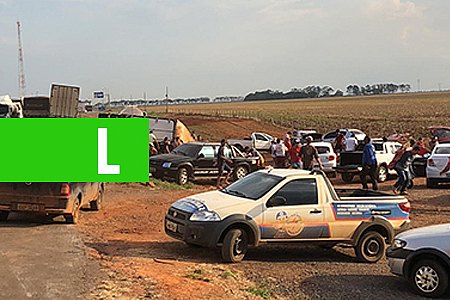 CARRETA COM 27 TONELADAS DE CARNE TOMBA EM RODOVIA FEDERAL E CARGA É SAQUEADA; FOTOS - News Rondônia
