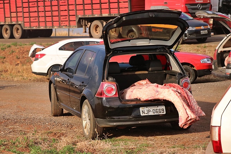 CARRETA COM 27 TONELADAS DE CARNE TOMBA EM RODOVIA FEDERAL E CARGA É SAQUEADA; FOTOS - News Rondônia