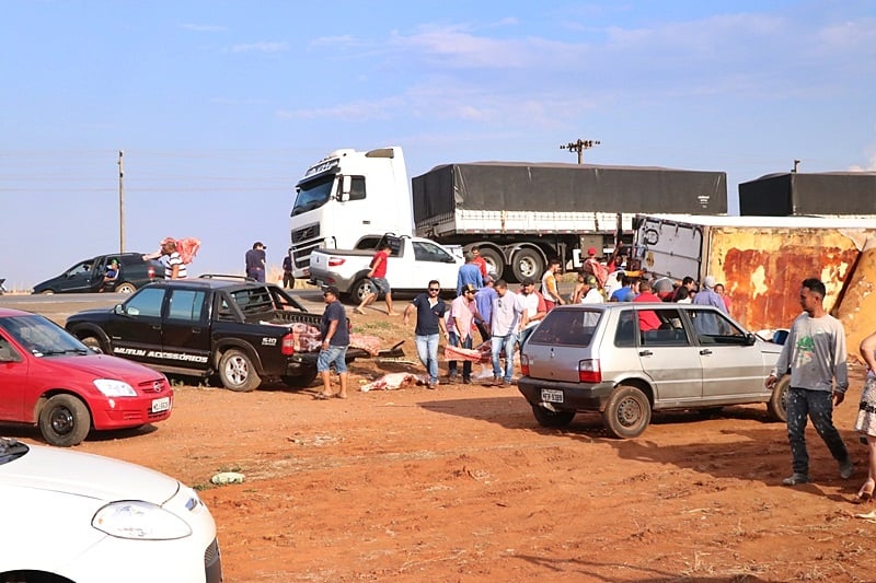 CARRETA COM 27 TONELADAS DE CARNE TOMBA EM RODOVIA FEDERAL E CARGA É SAQUEADA; FOTOS - News Rondônia