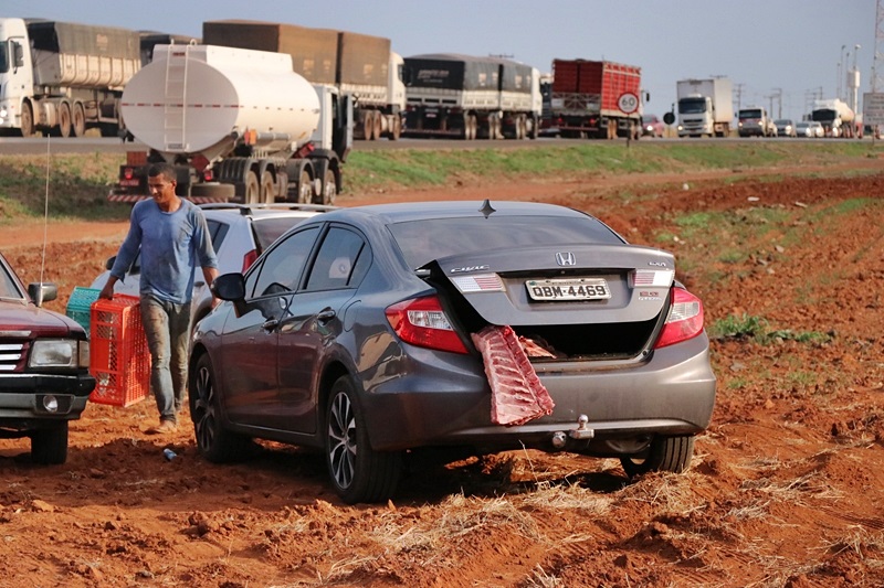 CARRETA COM 27 TONELADAS DE CARNE TOMBA EM RODOVIA FEDERAL E CARGA É SAQUEADA; FOTOS - News Rondônia