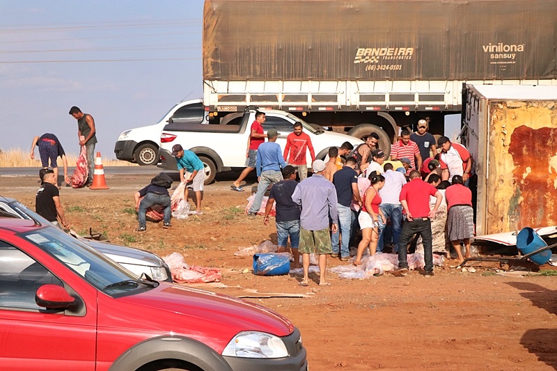 CARRETA COM 27 TONELADAS DE CARNE TOMBA EM RODOVIA FEDERAL E CARGA É SAQUEADA; FOTOS - News Rondônia