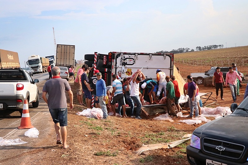 CARRETA COM 27 TONELADAS DE CARNE TOMBA EM RODOVIA FEDERAL E CARGA É SAQUEADA; FOTOS - News Rondônia