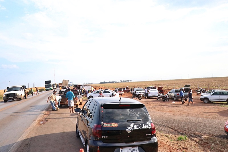 CARRETA COM 27 TONELADAS DE CARNE TOMBA EM RODOVIA FEDERAL E CARGA É SAQUEADA; FOTOS - News Rondônia