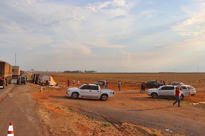 CARRETA COM 27 TONELADAS DE CARNE TOMBA EM RODOVIA FEDERAL E CARGA É SAQUEADA; FOTOS - News Rondônia