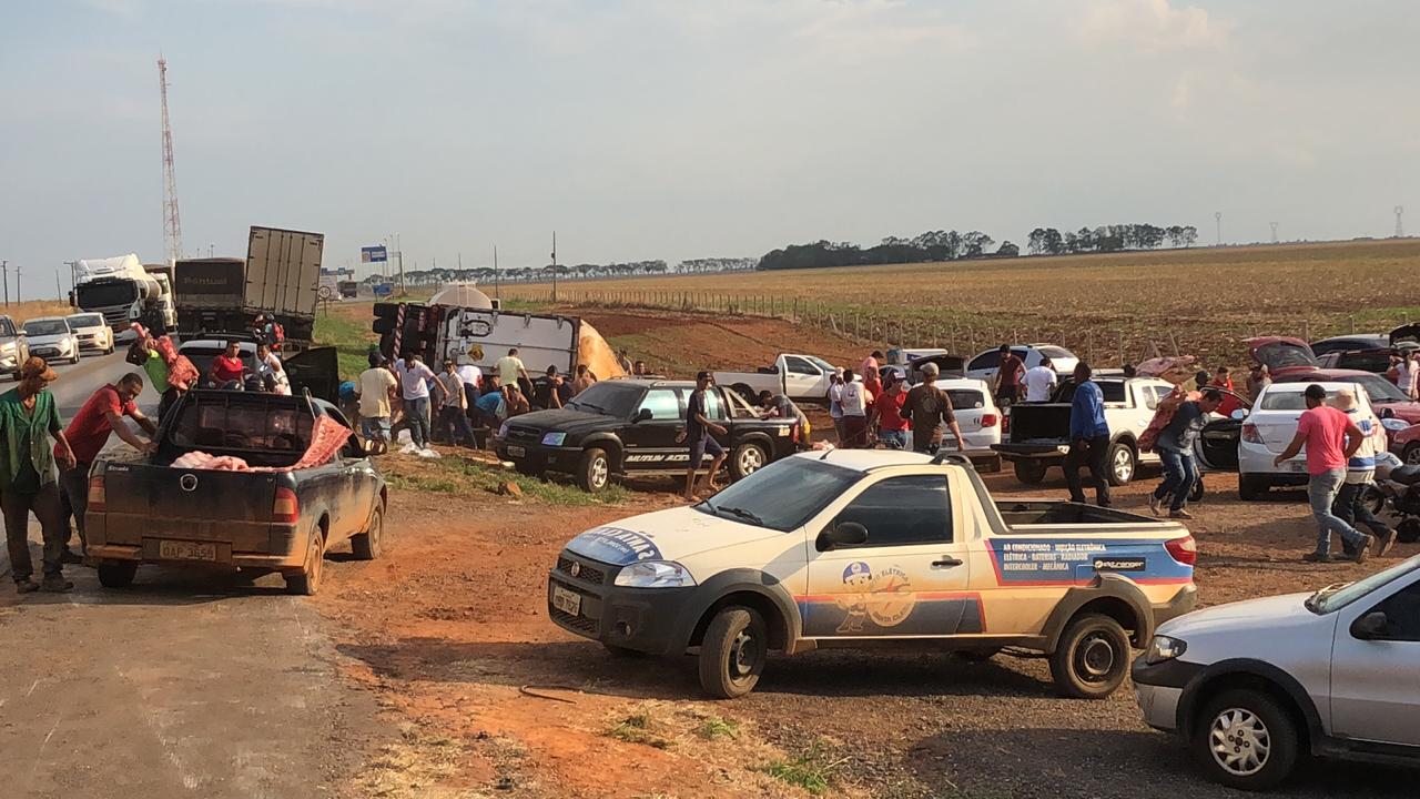 CARRETA COM 27 TONELADAS DE CARNE TOMBA EM RODOVIA FEDERAL E CARGA É SAQUEADA; FOTOS - News Rondônia
