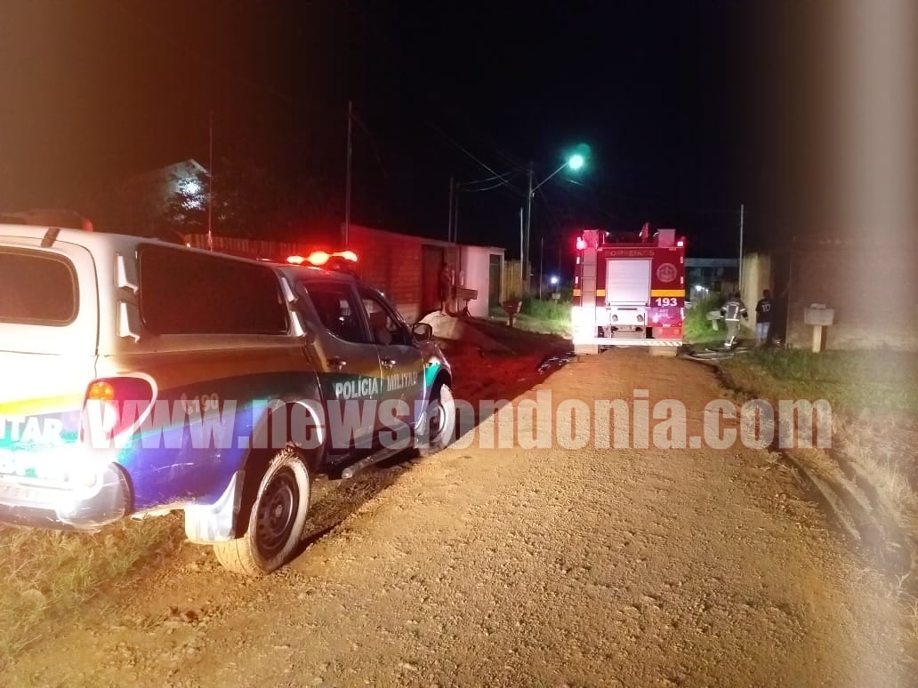 CASA É DESTRUÍDA PELO FOGO NA ZONA SUL DE PORTO VELHO (VÍDEO) - News Rondônia