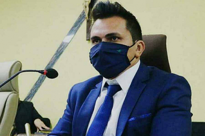 Vereador Edimilson Dourado acompanha limpeza realizada pela SEMUSB na rua Torino com Anari - News Rondônia