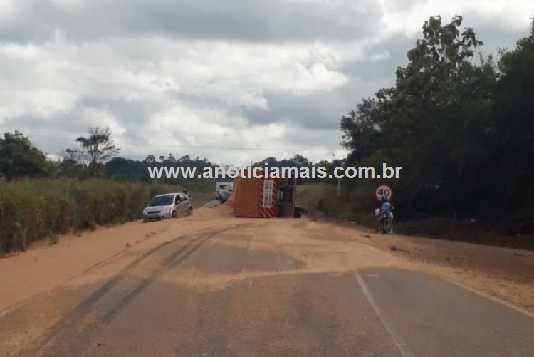 CARRETA CARREGADA DE SOJA TOMBA NA BR-364 - News Rondônia