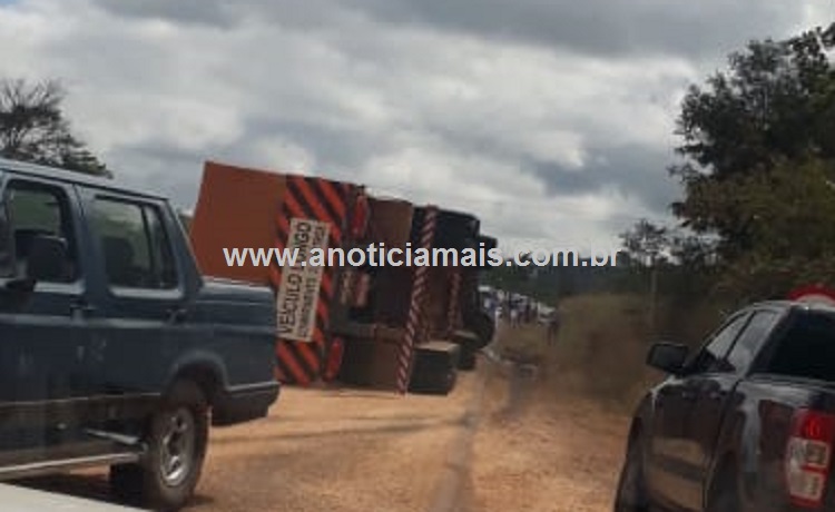 CARRETA CARREGADA DE SOJA TOMBA NA BR-364 - News Rondônia