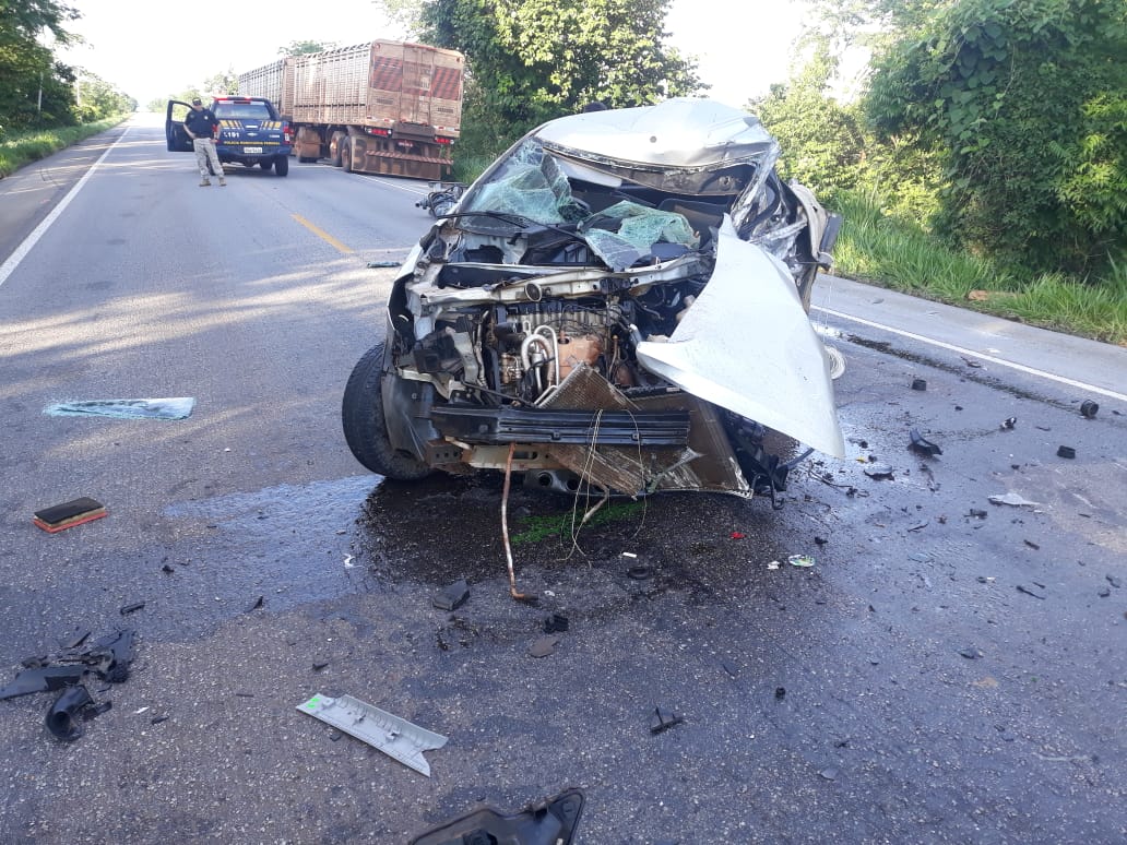 MOTORISTA DE UTILITÁRIO MORRE NA BR-070 APÓS BATER DE FRENTE COM CARRETA - News Rondônia