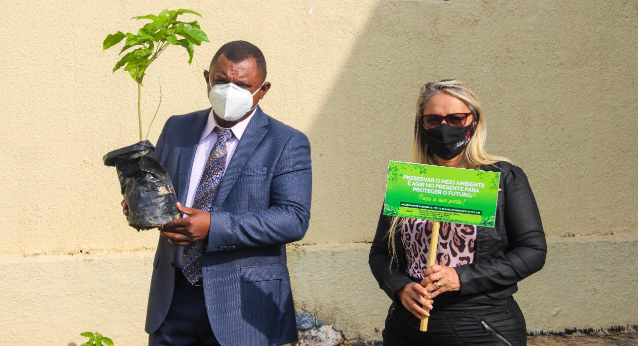 Vereadora Márcia Socorristas Animais planta árvore em alusão ao mês do Meio Ambiente - News Rondônia