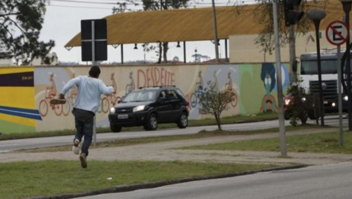BALEADO NO PÉ, RAPAZ SALTA DE AMBULÂNCIA E VAI PULANDO ATRÁS DE ÔNIBUS - News Rondônia