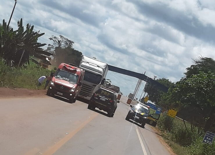 TRAGEDIA: CAMINHONEIRO É SOCORRIDO APÓS SER ELETROCUTADO POR FIO DE ALTA TENSÃO NA BR-364 - News Rondônia