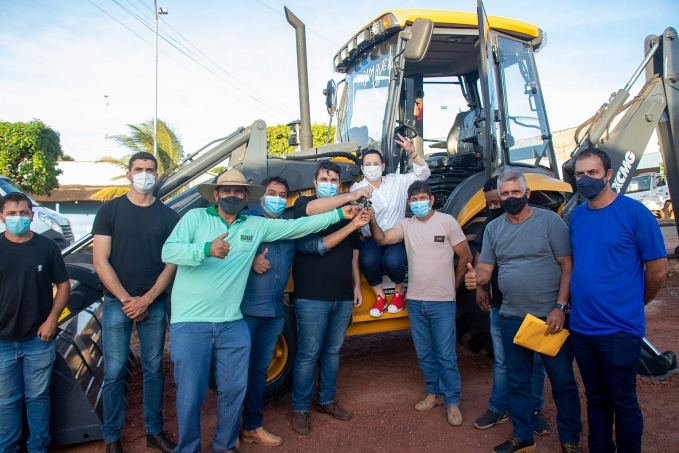 Maquinário entregue pela deputada Jaqueline Cassol vai contribuir com o trabalho dos agricultores de Primavera de Rondônia - News Rondônia