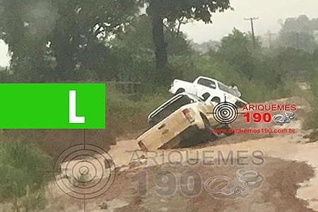 ARIQUEMES: VEÍCULOS SÃO ARRASTADOS PELA ENXURRADA - News Rondônia