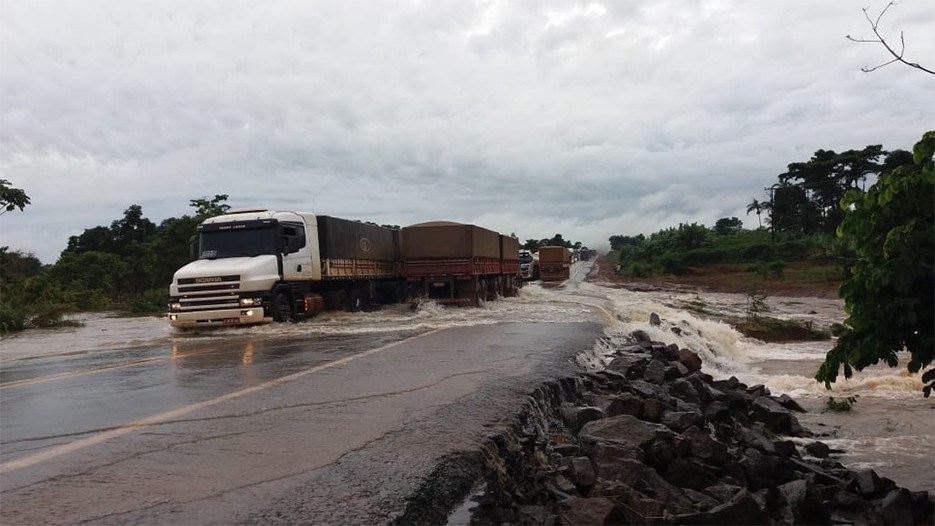 TRECHO DA BR-364 NO INTERIOR DE RONDÔNIA AMANHECE SUBMERSO - News Rondônia