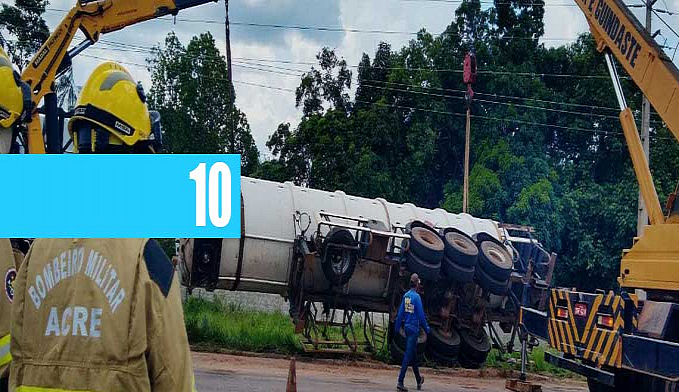 CAMINHÃO COM 40 MIL LITROS DE COMBUSTÍVEL TOMBA NA BR-364 - News Rondônia
