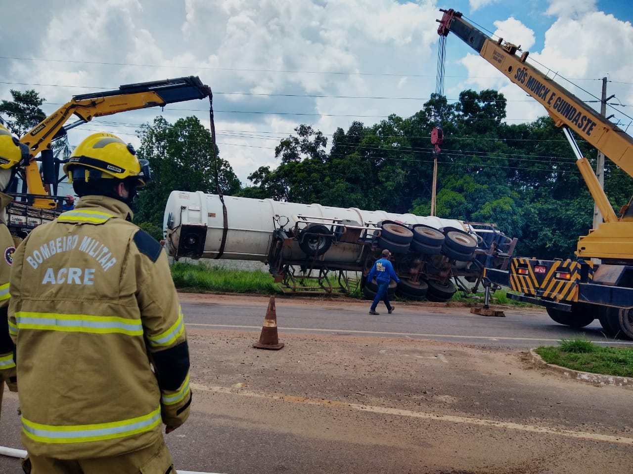 CAMINHÃO COM 40 MIL LITROS DE COMBUSTÍVEL TOMBA NA BR-364 - News Rondônia