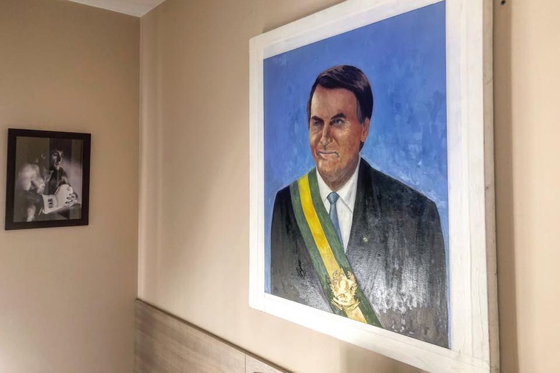 BOLSONARO POSTA FOTO COM QUADRO EM QUE APARECE COM FAIXA PRESIDENCIAL - News Rondônia