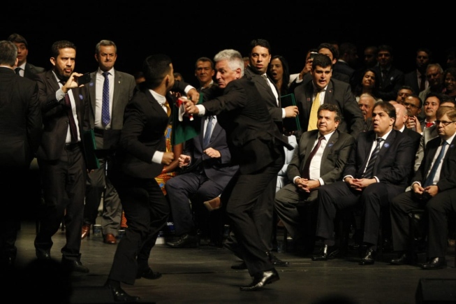 VÍDEO: DEPUTADOS ELEITOS TROCAM SOCOS EM EVENTO DE DIPLOMAÇÃO EM MINAS - News Rondônia