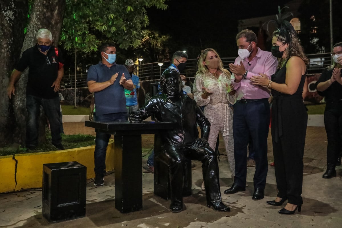 Prefeitura inaugura estátua em homenagem a Manelão, da Banda do Vai Quem Quer - News Rondônia