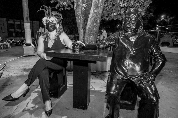 Prefeitura inaugura estátua em homenagem a Manelão, da Banda do Vai Quem Quer - News Rondônia