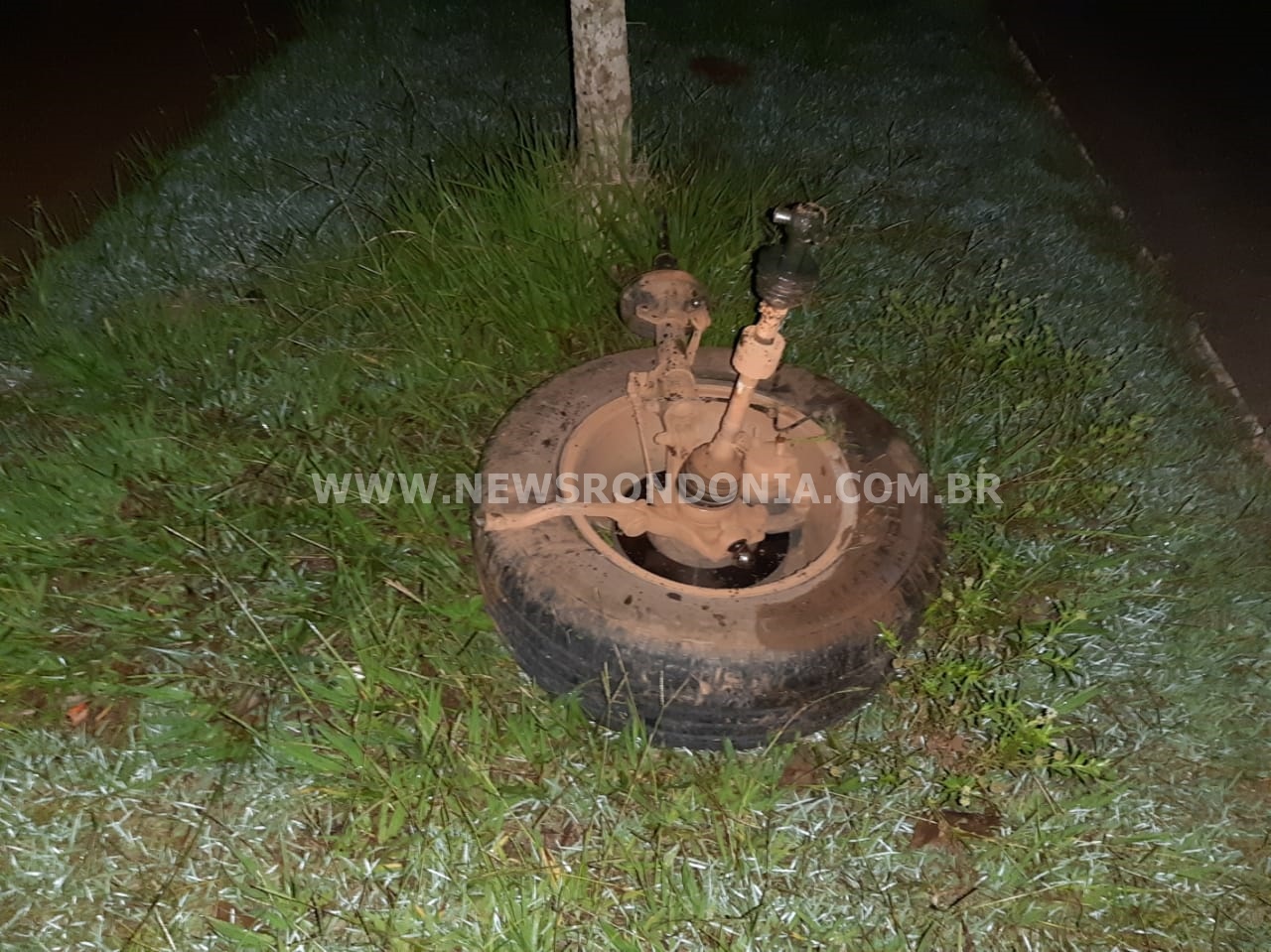 MOTORISTA FOGE APÓS DERRUBAR POSTE E DEIXAR BAIRRO DA ZONA LESTE SEM ENERGIA - News Rondônia