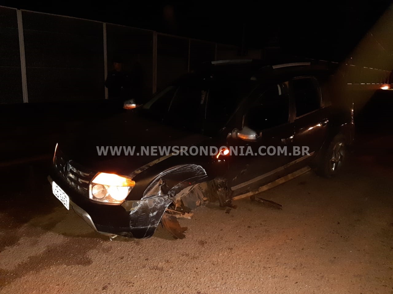 MOTORISTA FOGE APÓS DERRUBAR POSTE E DEIXAR BAIRRO DA ZONA LESTE SEM ENERGIA - News Rondônia
