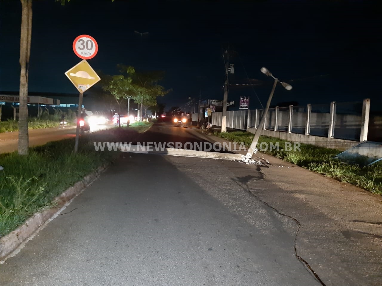 MOTORISTA FOGE APÓS DERRUBAR POSTE E DEIXAR BAIRRO DA ZONA LESTE SEM ENERGIA - News Rondônia