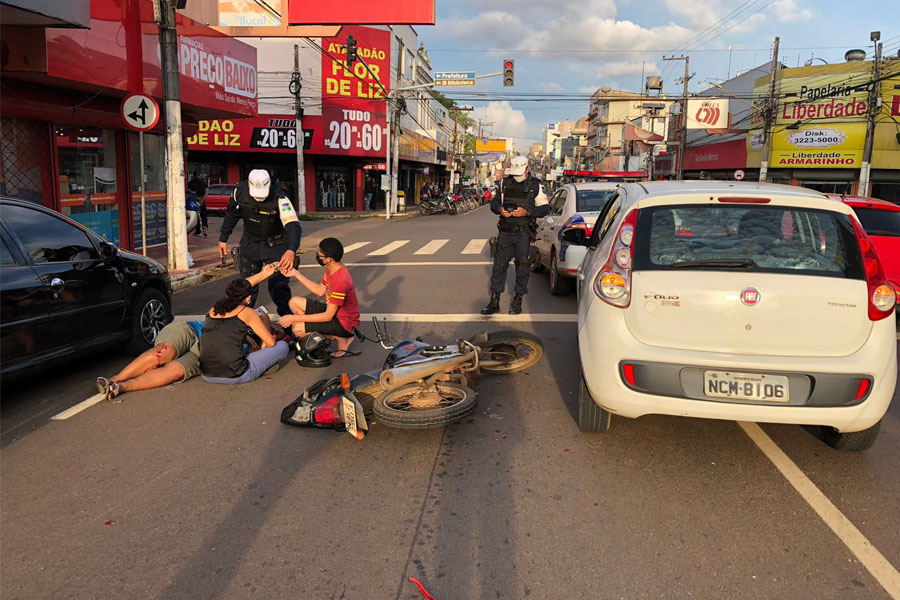 ACIDENTE - Motociclista tem fratura exposta após colidir na traseira de carro no centro de Porto Velho - News Rondônia