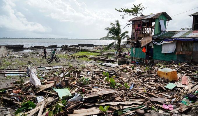 TUFÃO PHANFONE ARRASA REGIÃO CENTRAL DAS FILIPINAS EM DIA DE NATAL - News Rondônia