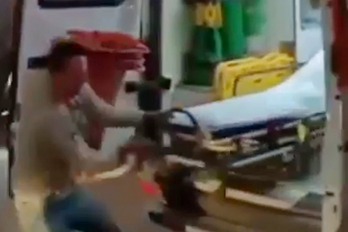 VÍDEO - Homem tenta destruir ambulância do Samu, em Porto Velho - News Rondônia