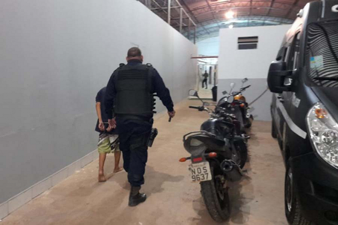 FAZENDO UMA FITA - Adolescente e comparsa armados são detidos antes de fazer roubo na leste - News Rondônia