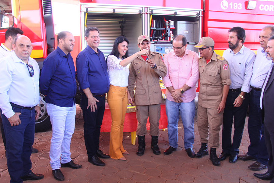 PREFEITA RECEBE GOVERNADOR E DESTACA TRABALHO DOS BOMBEIROS EM ENTREGA DE EQUIPAMENTOS - News Rondônia